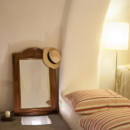 Oia, Finikia Cave House 度假居